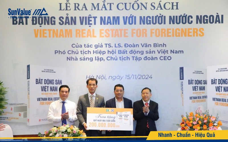 Hiệp hội đã ra mắt cuốn sách song ngữ “Bất động sản Việt Nam với người nước ngoài - Vietnam Real Estate For Foreigners”