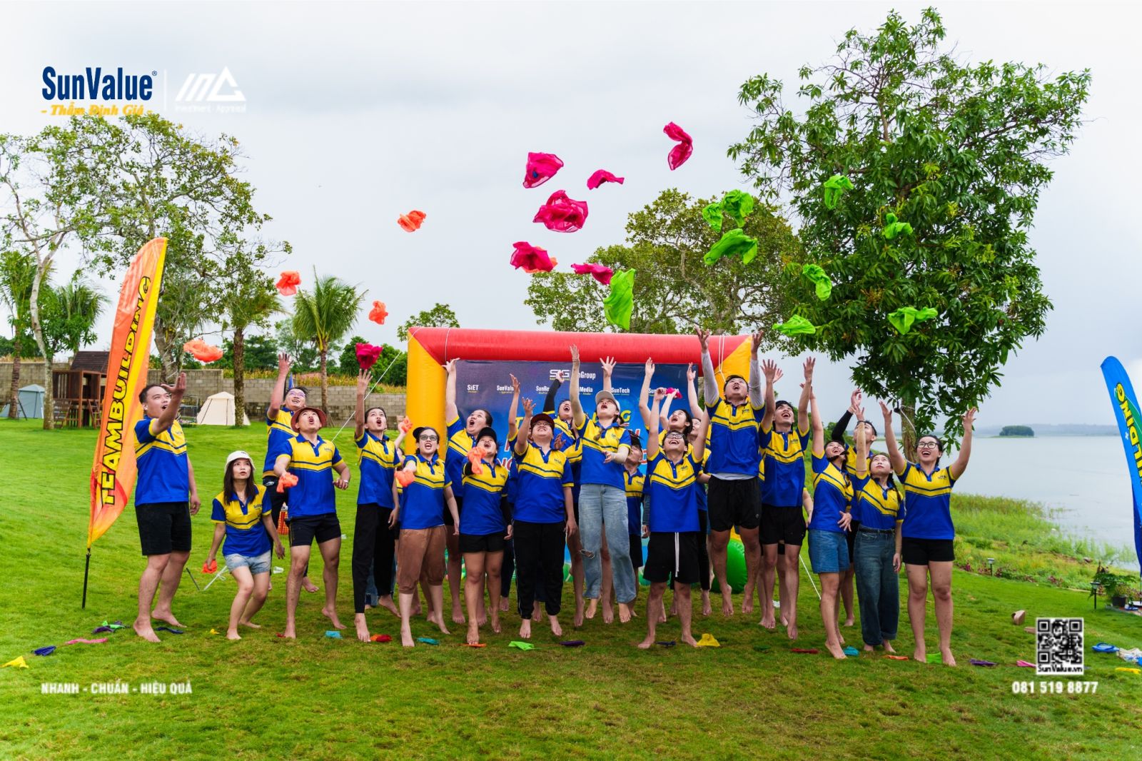 Chụp ảnh lưu niệm kết thúc hoạt động team building